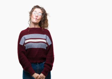 Güzel esmer kıvırcık saçlı Genç kız üzerinde gözlük takan arka plan yapma balık yüz dudaklı, çılgın ve komik bir jest izole. Komik ifade.