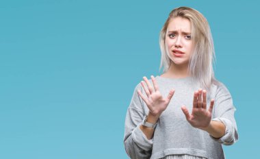 Sarışın genç kadın izole arka plan üzerinde tiksinti ifadesi, memnun ve korkulu tiksinti yüz yapıyorsun çünkü nefret tepki. Elleriyle kaldırdı. Sinir bozucu kavramı.