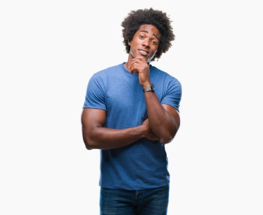 İzole arka plan düşünme seyir üzerinde Afro Amerikalı adam yorgun ve sıkılmış çapraz silah depresyon sorunları ile.