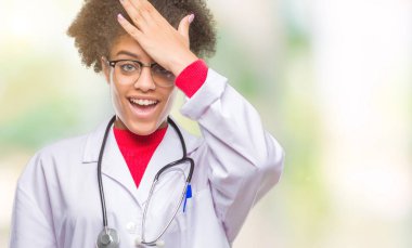 Genç afro Amerikalı doktor kadın izole arka kafasına hata için el ile sürpriz yüzünden hata hatırlıyorum. Unuttum, kötü bellek kavramı.