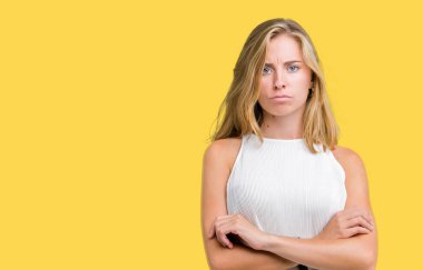 Güzel genç zarif kadın izole arka plan şüpheci ve çapraz kolları olan yüzündeki gergin, onaylamayan ifade yüzünden. Negatif kişi.