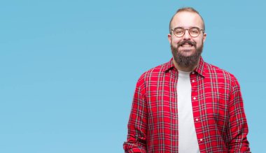 Üzerinde gözlük takan Genç beyaz hipster adam arka yüzünde mutlu ve güzel bir gülümseme ile izole. Şanslı kişi.