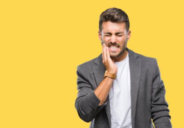 Diş ağrısı veya dişlerde dişlerle ilgili hastalık nedeniyle ağız acı ifadesi ile el ile dokunmak izole arka plan üzerinde genç yakışıklı iş adamı. Diş hekimi kavramı.