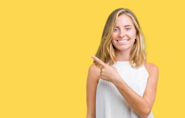 İzole arka neşeli bir gülümseme ile el ve parmak kadar yan yüzünde mutlu ve doğal ifade ile işaret yüz güzel genç zarif kadın