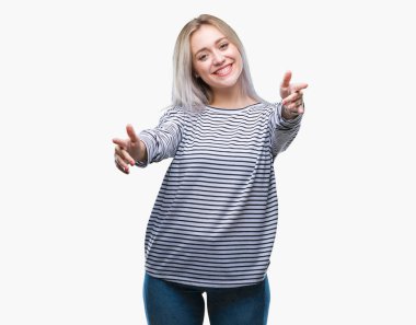 Genç Sarışın kadın sarılmak için kollarını açarak gülümseyerek kameraya bakarak izole arka plan yüzünden. Neşeli ifade kucaklayan mutluluk.