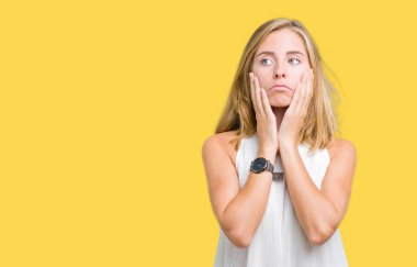 Güzel genç zarif kadın yüzü, depresyon ve üzüntü, kapsayan bıktınız eller izole arka plan yüzünden üzgün ve sorun için tahriş