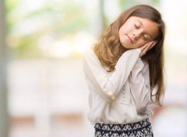 Esmer Latin kız uyku rüya ve elleri ile kapalı gözler gülümseyen birlikte poz yorgun.