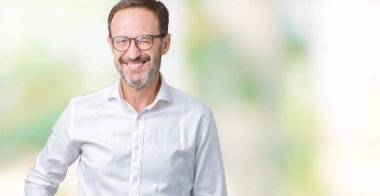 Seksi bir ifadeyle, neşeli ve mutlu yüzünü kameraya bakarak göz kırpıyor izole arka plan üzerinde gözlük takan yakışıklı orta yaş zarif üst düzey iş adamı.