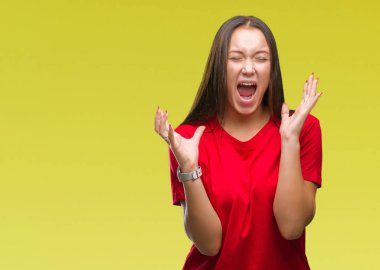 Genç güzel beyaz kadın deli ve silah ile başarı için deli kutluyor izole arka plan üzerinde kaldırdı ve heyecanlı çığlık gözler kapalı. Kazanan kavramı