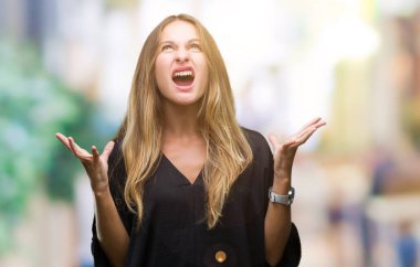 İzole arka plan çılgın ve kızgın bağırarak ve agresif ifade ve silah kaldırdı bağırmaya genç güzel sarışın bir kadın. Hayal kırıklığı kavramı.