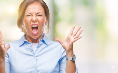 İzole arka plan çılgın ve kızgın bağırarak ve agresif ifade ve silah kaldırdı bağırmaya orta yaş İspanyol kadın kıdemli. Hayal kırıklığı kavramı.