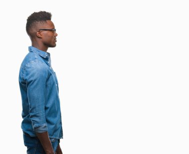 İzole arka tarafına, arayan genç Afro-Amerikan adam sakin ol kendine güvenen gülümseme ile doğal yüz pozuyla profili.