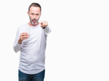 Orta yaş ağarmış komuta sizde kamera ve size parmak ile işaret izole arka plan üzerinde su içme cam, el işareti, pozitif ve kendinden emin bir jest ön