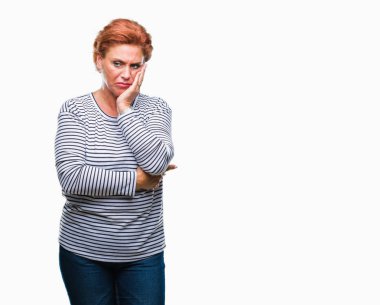 Atrractive üst düzey beyaz Kızıl saçlı kadın yorgun ve bıkkın ile depresyon sorun Çapraz kollar ile seyir düşünüyorum izole arka plan.