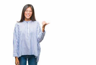 Genç Asyalı kadın arıyorum ve başparmak yanında yukarıyı mutlu yüz ile gülümseyen izole arka plan üzerinde.