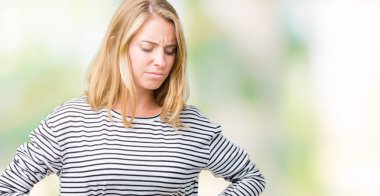 Giyen güzel genç kadın çizgili süveter mide üzerinde el ile izole arka plan üzerinde çünkü mide bulantısı, ağrılı hastalık hasta hissediyor. Ağrısı kavramı.