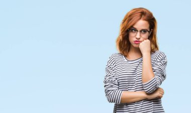 İzole arka plan seyir yorgun ve çapraz kolları olan depresyon sorunları ile sıkılmış düşünme gözlüklü genç güzel kadın.