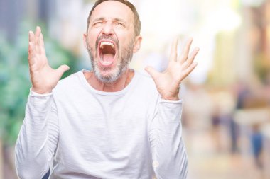 Orta yaş ağarmış komuta sizde üzerinde beyaz t-shirt giyen arka plan deli izole ve deli bağırarak ve agresif ifade ve silah kaldırdı bağırıyor. Hayal kırıklığı kavramı.