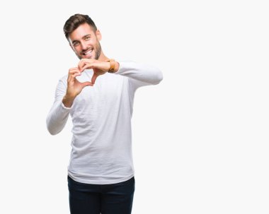 Yakışıklı delikanlı aşık kalp simgesi ve elleriyle şekil gösteren gülümseyen izole arka plan üzerinde. Romantik kavramı.