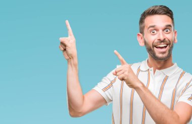 Yakışıklı delikanlı gülümseyen ve iki elleri ve parmakları ile tarafına işaret kamera bakarak izole arka plan üzerinde.