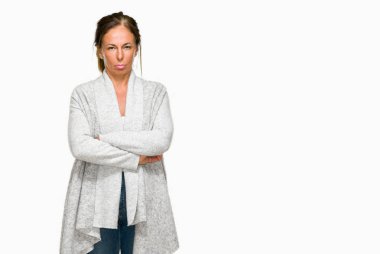 İzole arka plan şüpheci ve sinir, onaylamayan ifade yüz çapraz kolları üzerinde kış kazak giyen güzel orta yaş yetişkin kadın. Negatif kişi.