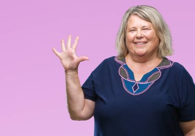 Kıdemli artı boyutu gösteren ve parmakları ile işaret eden oktan yukarı arka plan üzerinde beyaz kadın izole kendinden emin ve mutlu gülümseyerek süre 5 numara.