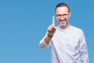 Orta yaş ağarmış komuta sizde gösterilen ve kendinden emin ve mutlu gülümseyen bir parmak ile işaret eden oktan yukarı izole arka plan üzerinde gözlük.