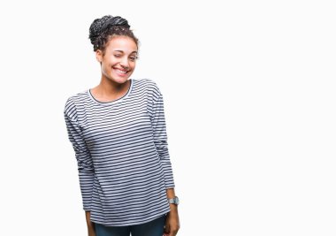 Genç seksi bir ifadeyle, neşeli ve mutlu yüzünü kameraya bakarak göz kırpıyor izole arka plan üzerinde kazak giyen saç Afro-Amerikan Kız örgülü.