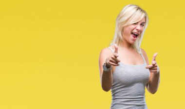 Genç güzel sarışın kadın kamera ile mutlu ve komik yüz için parmakları işaret izole arka plan yüzünden. İyi enerji ve vibes.