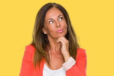 Güzel orta yaş iş çene düşünme hakkında soru, dalgın ifade üzerine el ile izole arka plan yetişkin kadın. Düşünceli yüzüyle gülümsüyor. Şüphe kavramı.