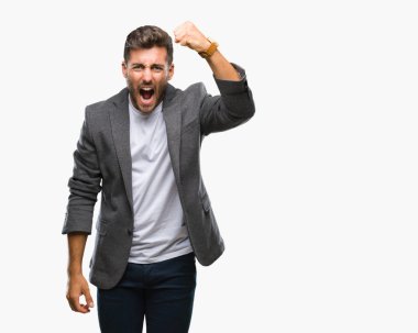 Genç yakışıklı iş adamı izole arka plan öfkeli ve sinirli sinirli ve öfke ile bağırarak süre öfkeli yumruk yükselterek üzerinde. Öfke ve agresif kavramı.