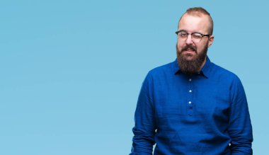 Seksi bir ifadeyle, neşeli ve mutlu yüzünü kameraya bakarak göz kırpıyor izole arka plan üzerinde gözlük takan Genç beyaz hipster adam.