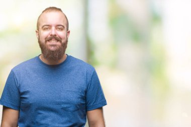 Genç beyaz hipster adam yüzünde mutlu ve güzel bir gülümseme ile izole arka plan üzerinde. Şanslı kişi.