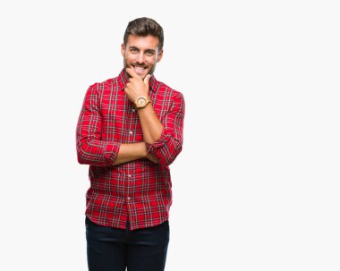 Yakışıklı delikanlı emin çapraz kollar ve çeneme kaldırdı el ile gülümseme ile kameraya bakarak izole arka plan üzerinde. Pozitif düşünce.