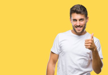 Yakışıklı delikanlı hareketi el ile mutlu yaşasın yapıyor izole arka plan üzerinde. Kameraya bakarak başarı gösteren ile ifade onaylama.