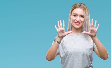 Sarışın genç kadın gösterilen ve parmakları ile işaret izole arka plan üzerinde kendinden emin ve mutlu gülümseyerek süre on numara.