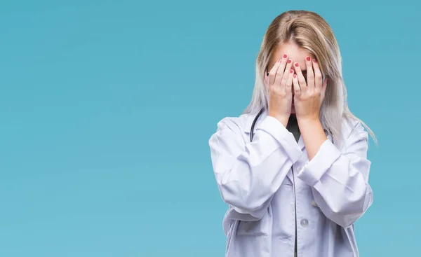 Giovane Donna Medico Bionda Sfondo Isolato Con Triste Espressione Che — Foto Stock