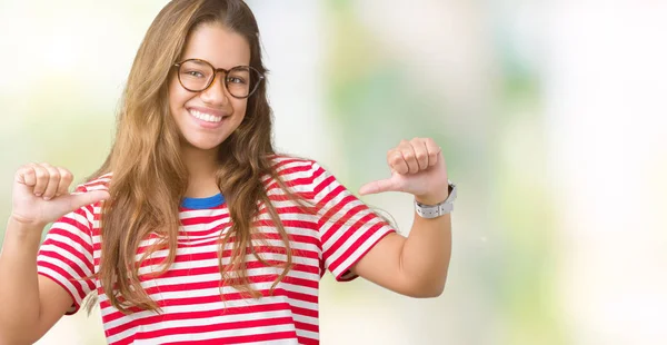 Jovem Bela Mulher Morena Vestindo Óculos Listras Camiseta Sobre Fundo — Fotografia de Stock