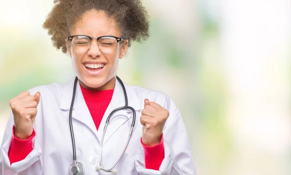 Joven Doctora Afroamericana Sobre Fondo Aislado Emocionada Por Éxito Con — Foto de Stock