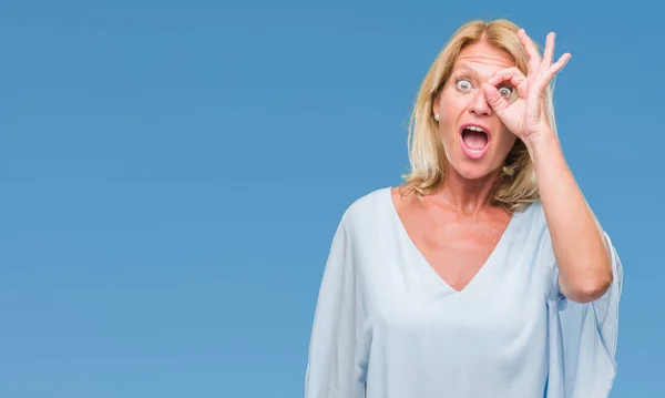 Blonde Geschäftsfrau Mittleren Alters Mit Isoliertem Hintergrund Die Mit Überraschtem — Stockfoto