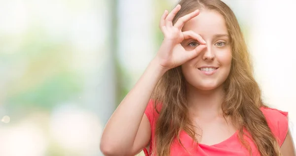 Mladá Blond Žena Nosí Růžové Šaty Šťastný Obličej Úsměvem Dělá — Stock fotografie