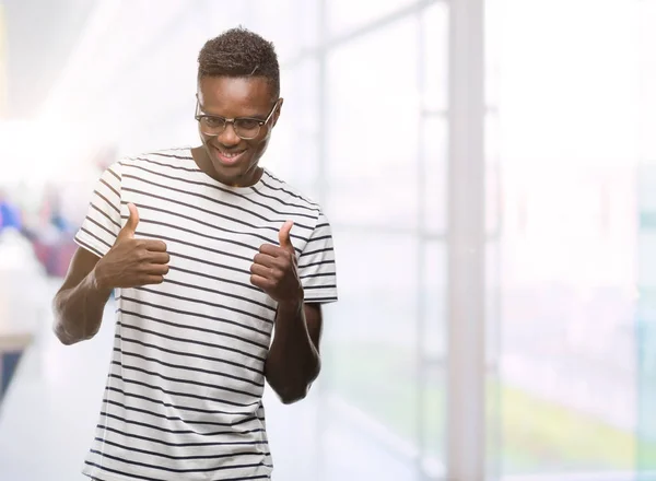 Giovane Uomo Afroamericano Indossando Occhiali Navy Segno Successo Shirt Facendo — Foto Stock