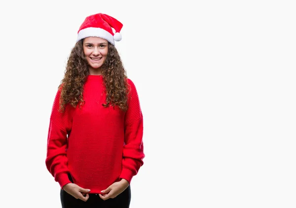 年轻的黑发女孩戴着圣诞帽在孤立的背景与一个快乐和凉爽的笑容在脸上 幸运的人 — 图库照片