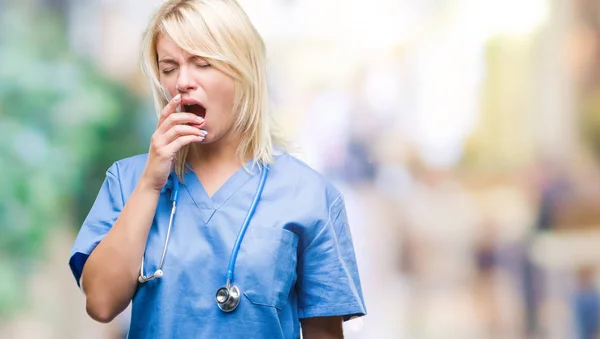 Junge Schöne Blonde Ärztin Medizinischer Uniform Über Isoliertem Hintergrund Gelangweilt — Stockfoto