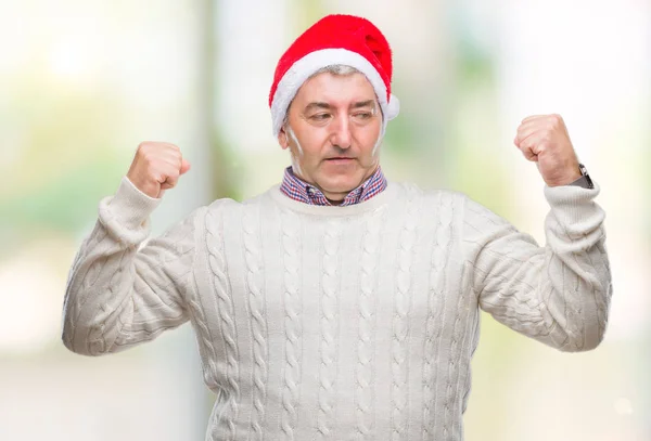 英俊的老人戴着圣诞帽在孤立的背景显示手臂肌肉微笑自豪 健身理念 — 图库照片