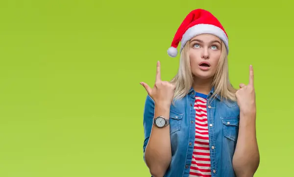 Junge Kaukasische Frau Mit Weihnachtsmütze Vor Isoliertem Hintergrund Erstaunt Und — Stockfoto