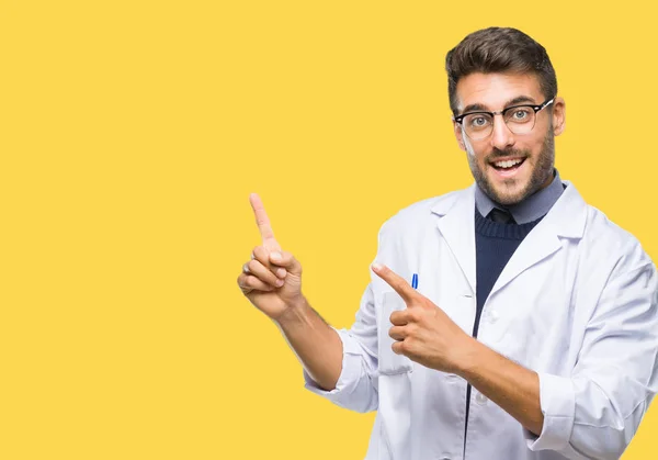 Junger Gutaussehender Mann Mit Doktor Wissenschaftlermantel Über Isoliertem Hintergrund Lächelnd — Stockfoto