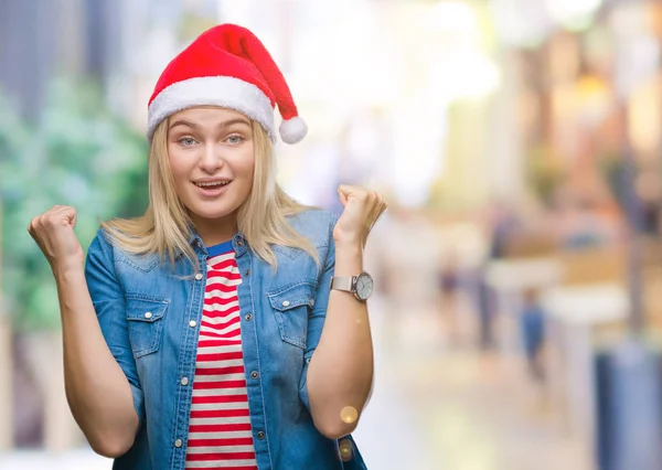 Giovane Donna Caucasica Indossa Cappello Natale Sfondo Isolato Celebrando Sorpreso — Foto Stock