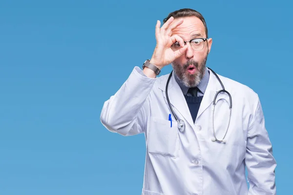 Medelåldern Senior Hoary Doktor Mannen Bär Medicinsk Uniform Isolerade Bakgrund — Stockfoto