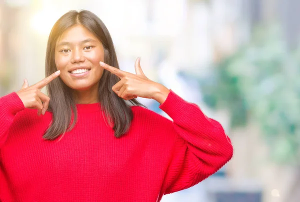 아시아 여자는 자신감 보여주는 손가락 치아와 스웨터를 — 스톡 사진
